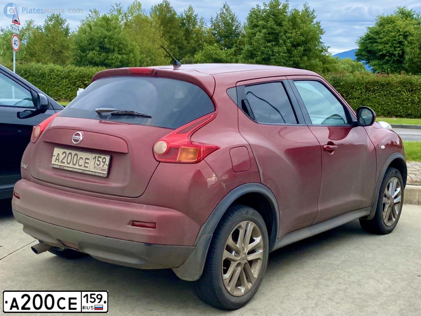 Фото автомобиля NISSAN JUKE, 2011 — госномер О985СК159. Цвет: Красный
