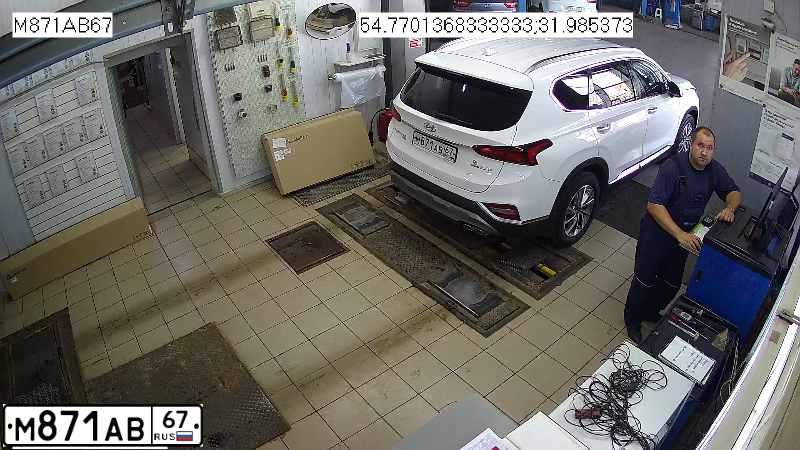 Фото автомобиля HYUNDAI SANTA FE, 2019 — госномер М871АВ67. Цвет: Белый