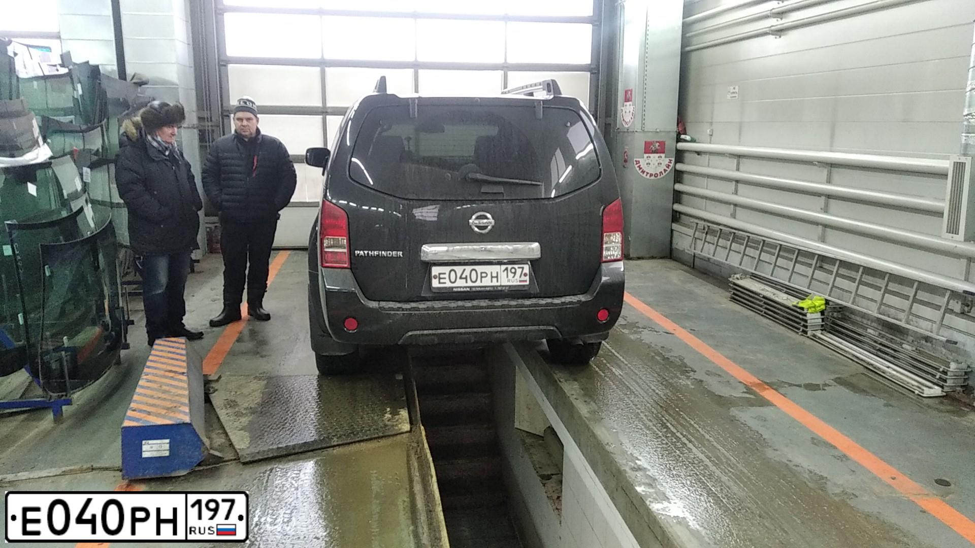 Фото автомобиля NISSAN PATHFINDER, 2011 — госномер Е040РН197. Цвет: ЧЕРНЫЙ