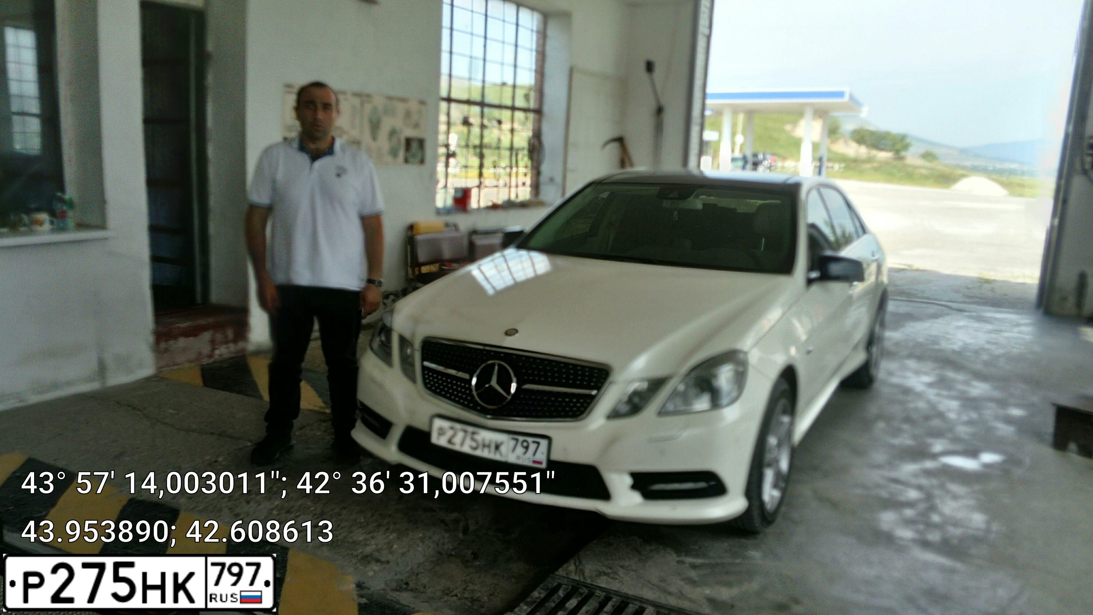 Фото автомобиля MERCEDES E-KLASSE, 2012 — госномер А005УЕ777. Цвет: Белый