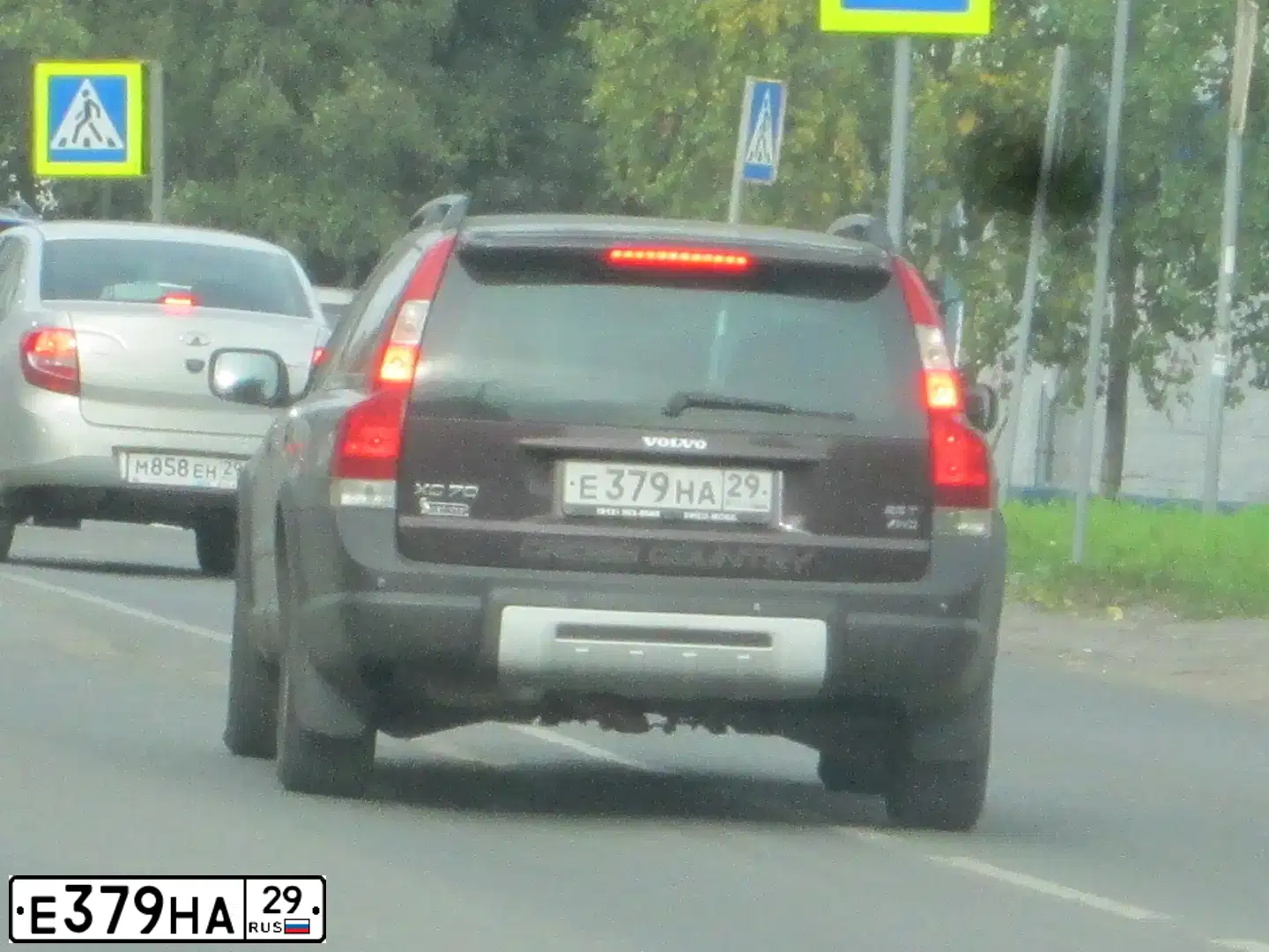 Фото автомобиля VOLVO XC70, 2006 — госномер Е379НА29. Цвет: БОРДОВЫЙ