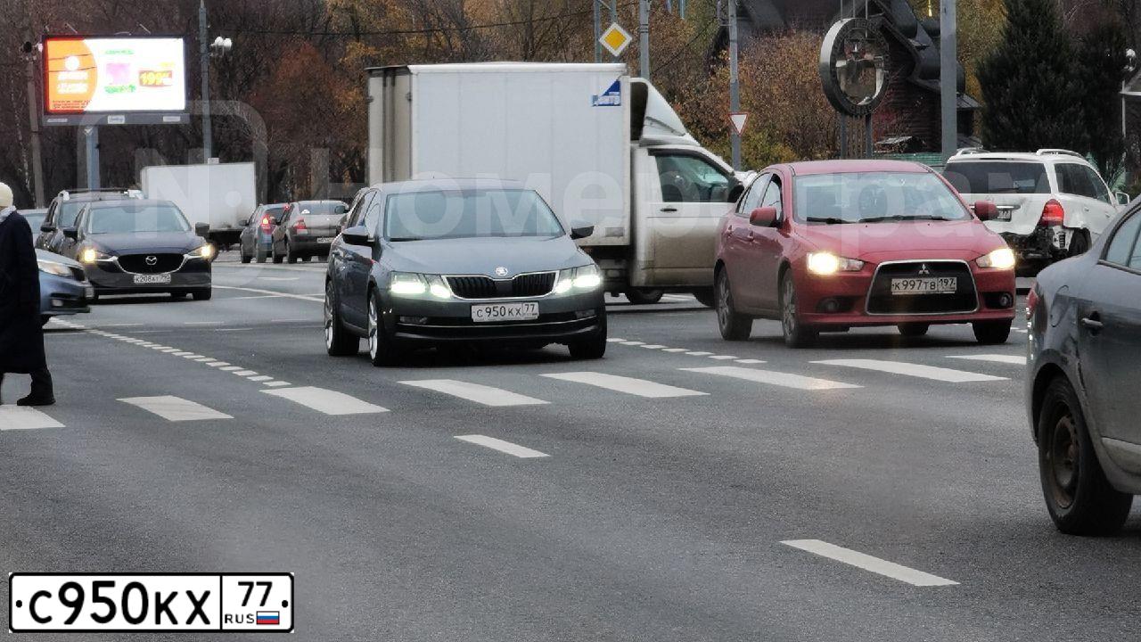 Фото автомобиля SKODA OCTAVIA, 2013 — госномер В746ОЕ67. Цвет: Коричневый
