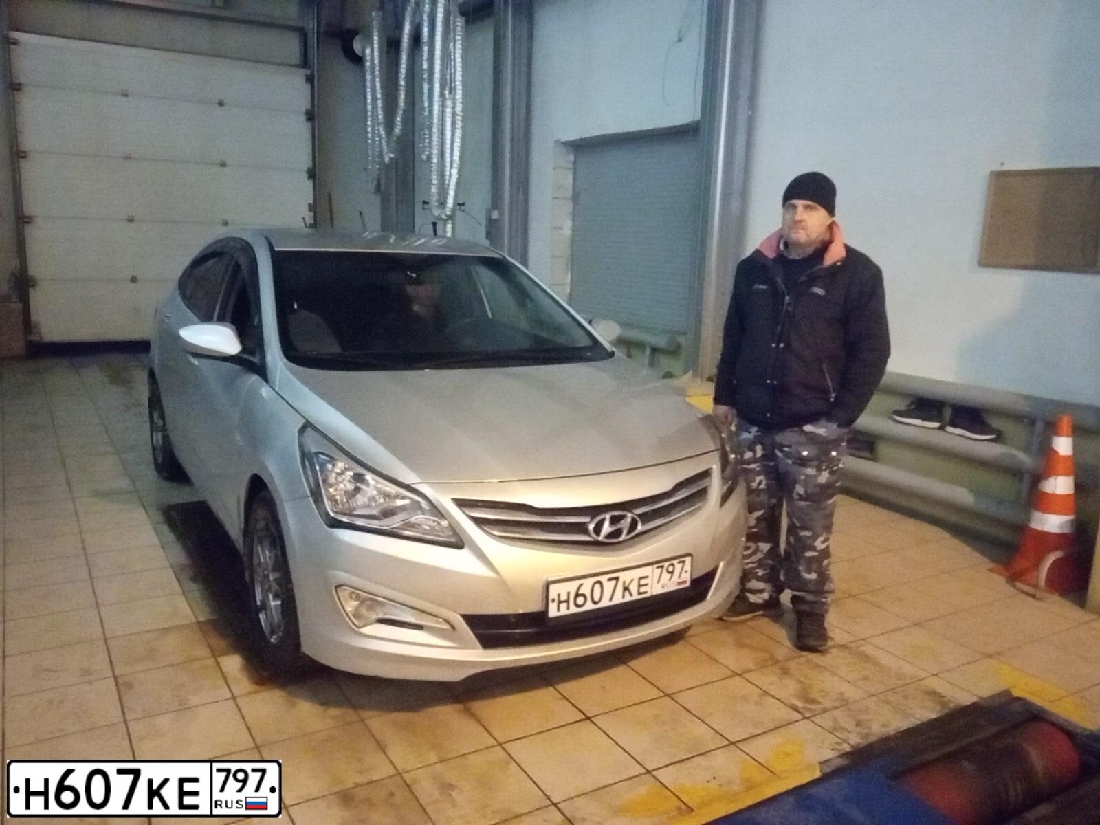 Фото автомобиля HYUNDAI SOLARIS, 2015 — госномер Х101СН199. Цвет: Серебристый