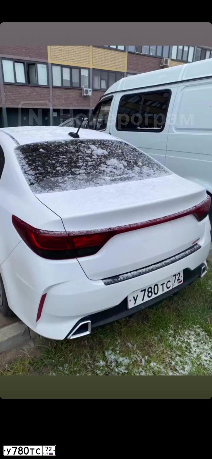 Фото автомобиля KIA RIO, 2021 — госномер У780ТС72. Цвет: Белый