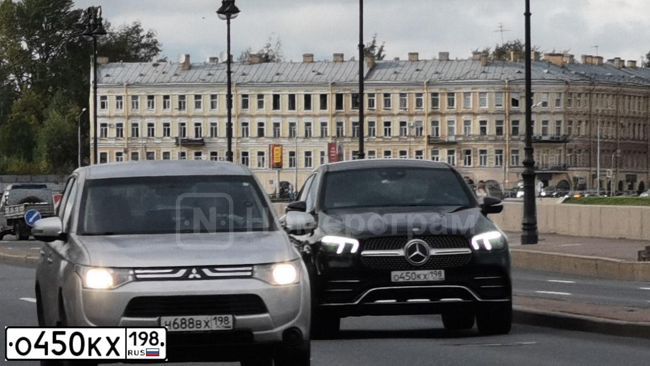 Фото автомобиля MERCEDES GLE-KLASSE, 2020 — госномер Т427НЕ198. Цвет: ЧЕРНЫЙ