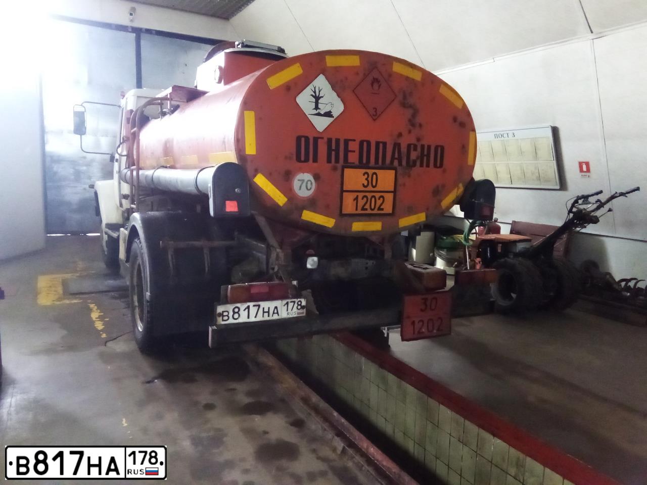 Фото автомобиля GAZ 3309, 2012 — госномер В817НА178. Цвет: БЕЛЫЙ