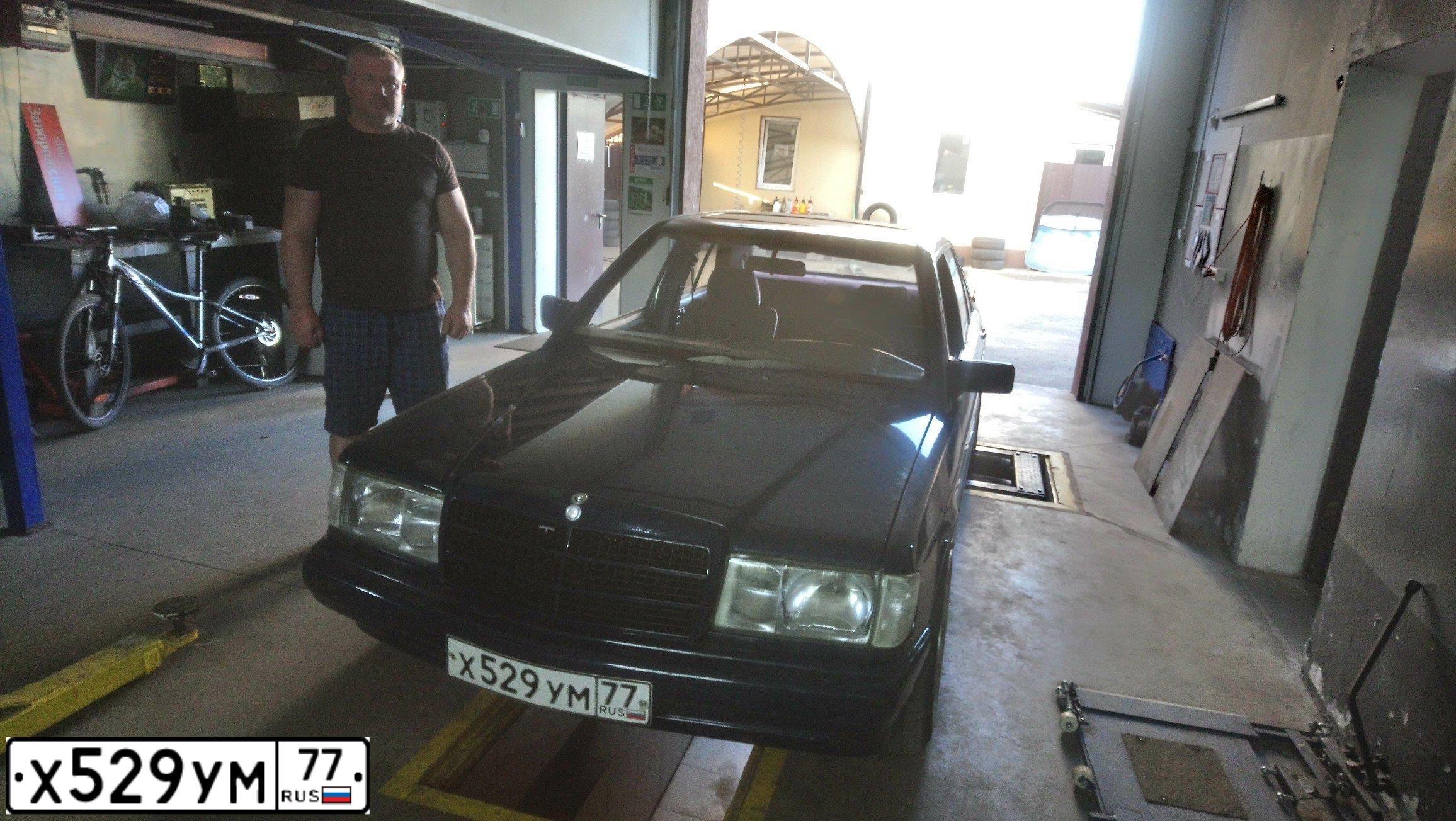 Фото автомобиля MERCEDES C-KLASSE, 1990 — госномер Р864ОУ77. Цвет: ТЕМНО-СИНИЙ