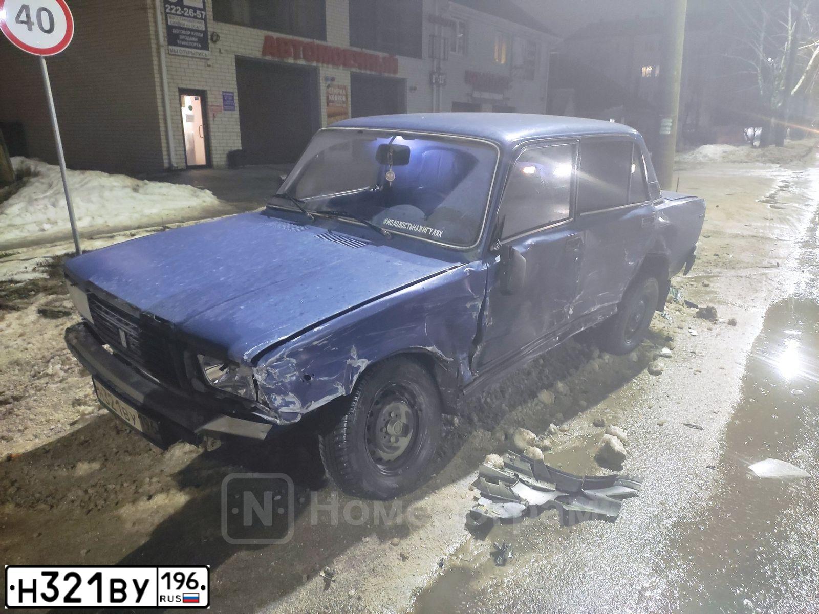 Фото автомобиля LADA 2107 LADA, 2005 — госномер Н321ВУ196. Цвет: синий