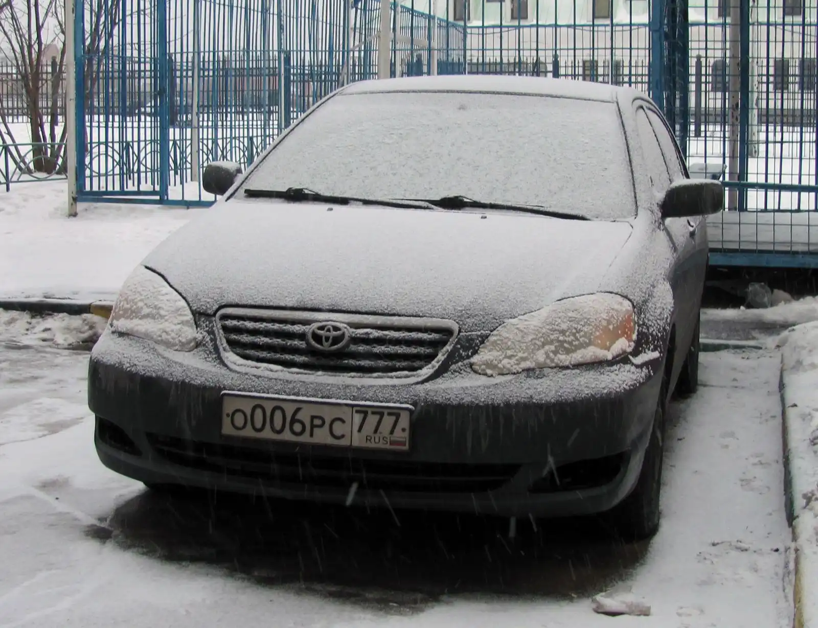 Фото автомобиля TOYOTA COROLLA, 2005 — госномер О006РС777. Цвет: ЧЕРНЫЙ