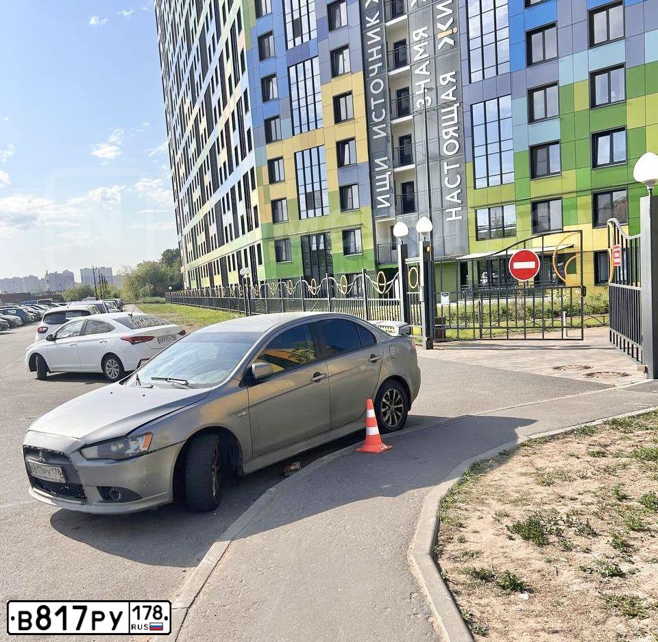 Фото автомобиля MITSUBISHI LANCER, 2012 — госномер В817РУ178. Цвет: Серый