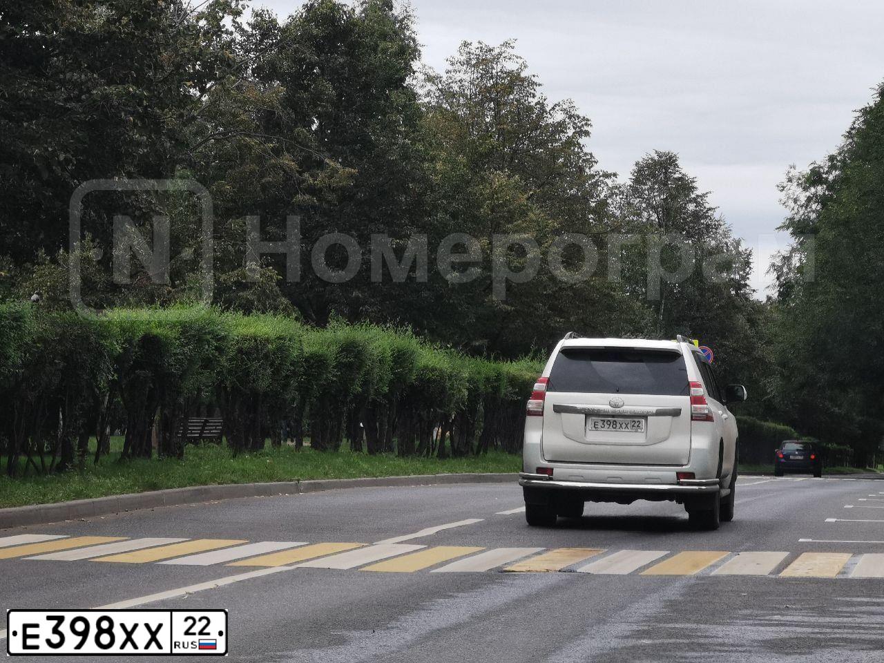 Фото автомобиля TOYOTA LANDCRUISER, 2015 — госномер С267ЕО977. Цвет: Белый