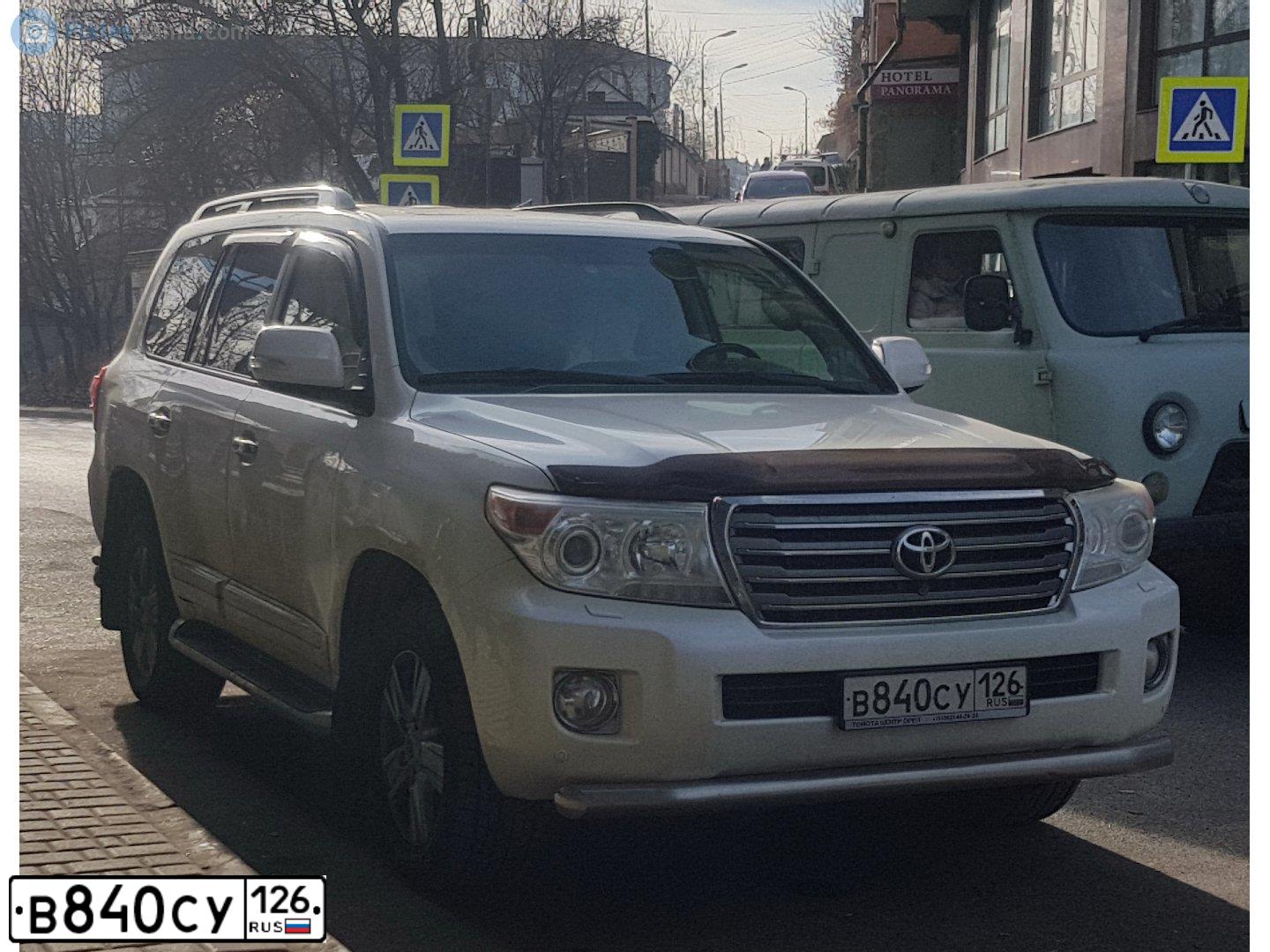 Фото автомобиля TOYOTA LANDCRUISER 200, 2013 — госномер В840СУ126. Цвет: Белый