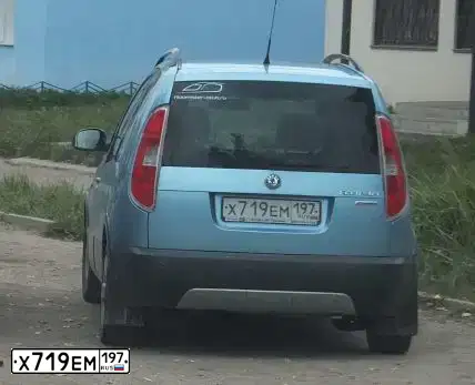 Фото автомобиля SKODA ROOMSTER, 2010 — госномер Х719ЕМ197. Цвет: голубой