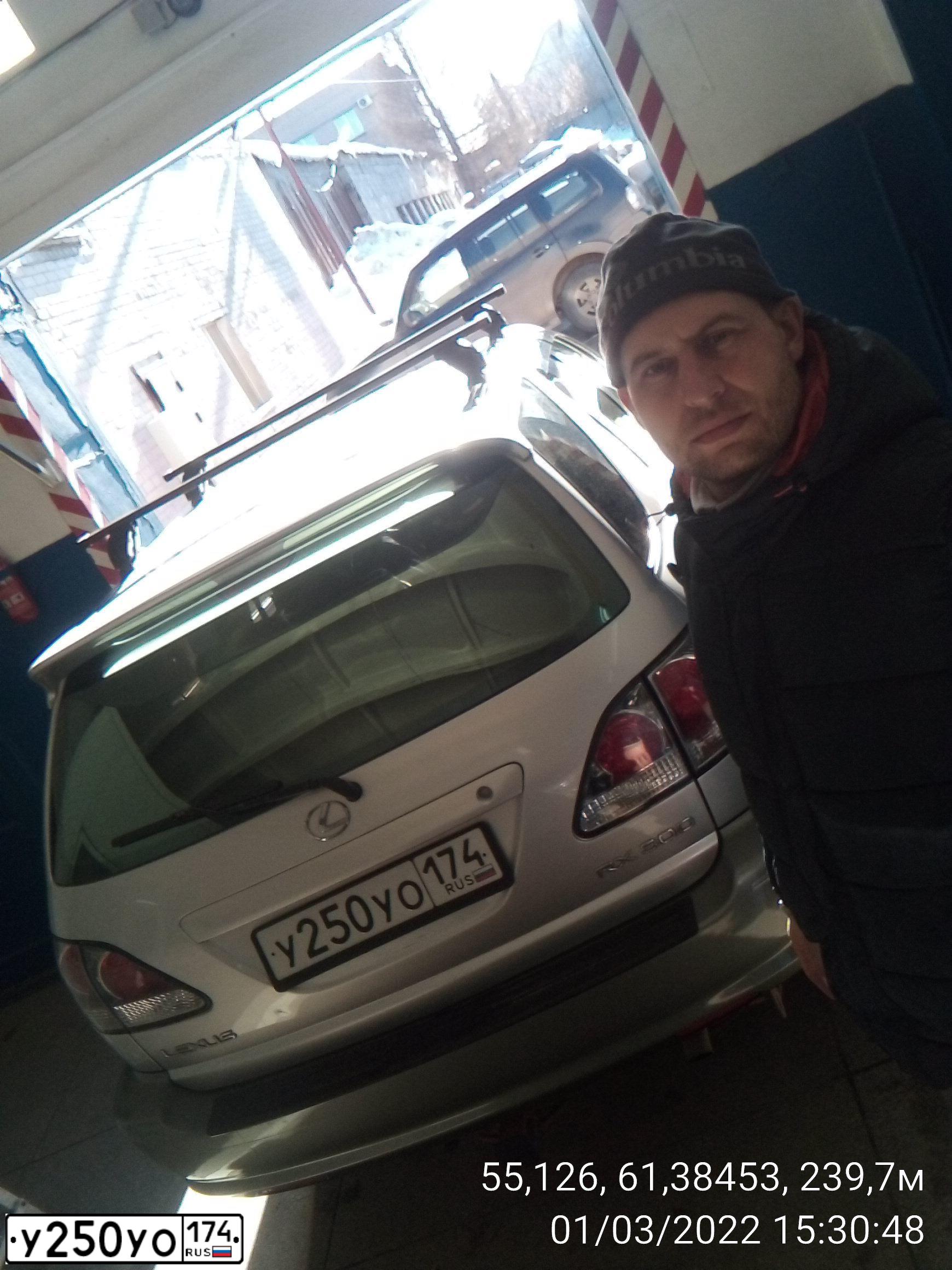 Фото автомобиля LEXUS RX, 2002 — госномер М828ЕХ774. Цвет: БЕЛЫЙ (СЕРЕБРИСТЫЙ)
