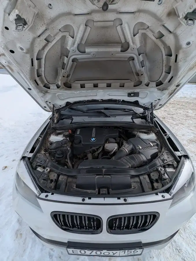 Фото автомобиля BMW X1, 2013 — госномер Е070ОУ156. Цвет: БЕЛЫЙ МЕТАЛЛИК