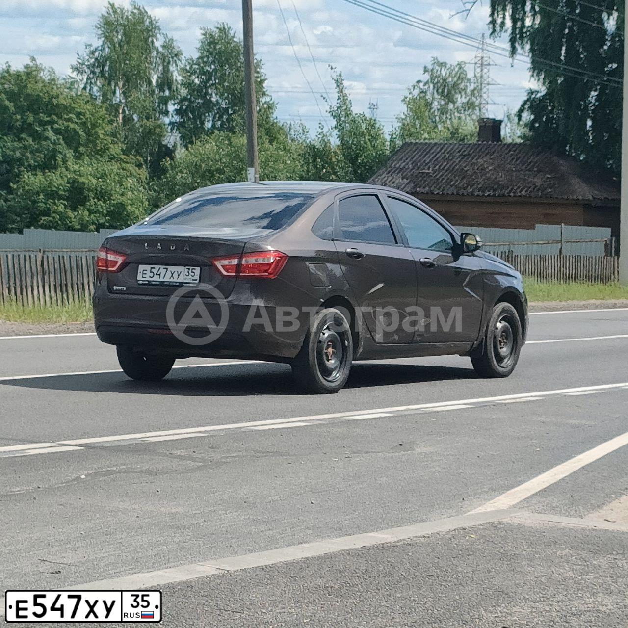 Фото автомобиля LADA VESTA, 2018 — госномер Е547ХУ35. Цвет: Коричневый