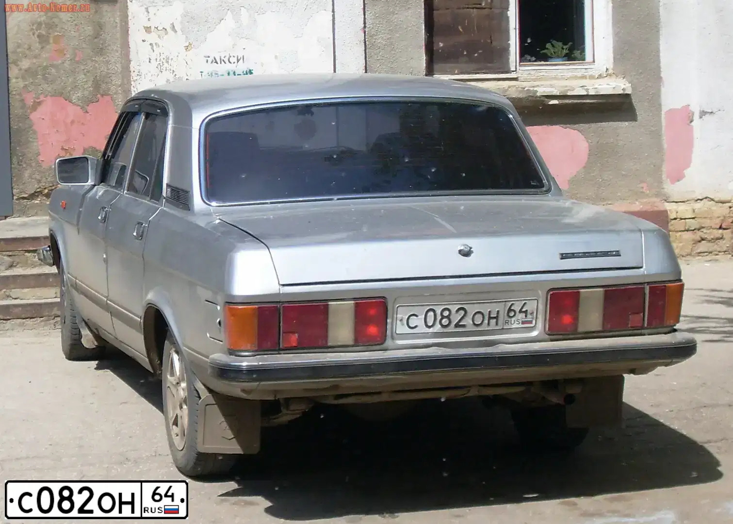 Фото автомобиля GAZ 3102 WOLGA, 1998 — госномер С082ОН64. Цвет: СВЕТЛО-СЕРЫЙ