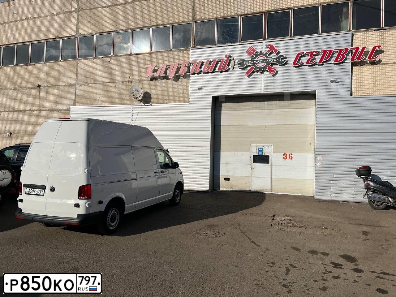 Фото автомобиля VOLKSWAGEN TRANSPORTER, 2021 — госномер Р850КО797. Цвет: Белый