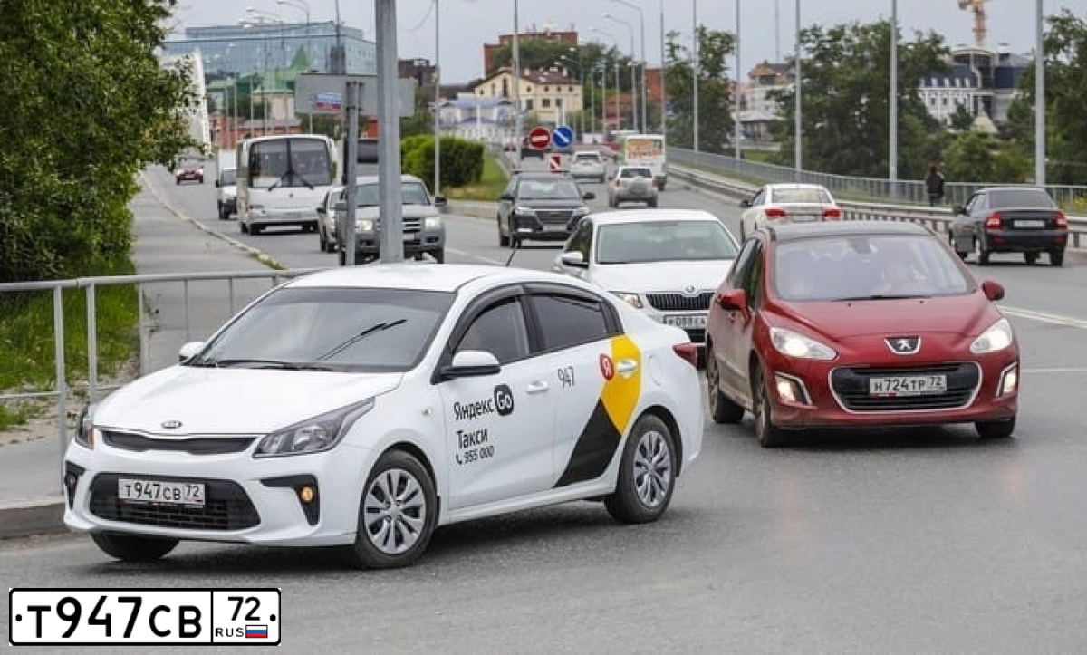 Фото автомобиля KIA RIO, 2020 — госномер Т947СВ72. Цвет: БЕЛЫЙ
