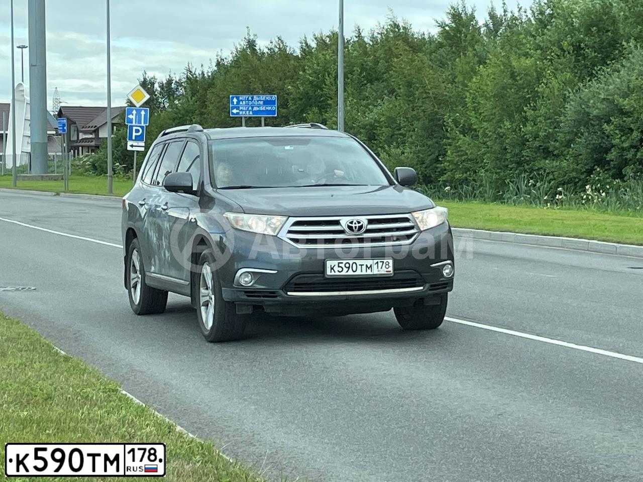 Фото автомобиля TOYOTA HIGHLANDER, 2011 — госномер К590ТМ178. Цвет: СЕРЫЙ