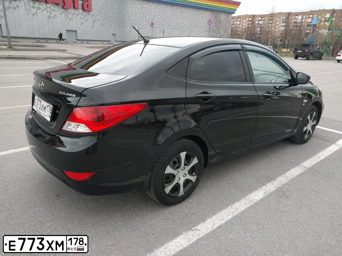Фото автомобиля HYUNDAI SOLARIS, 2011 — госномер В611ОН156. Цвет: ЧЕРНЫЙ