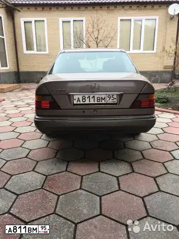 Фото автомобиля МЕРСЕДЕС-БЕНЦ 124Е200, 1994 — госномер Е779КО15. Цвет: СЕРО-КОРИЧНЕВЫЙ
