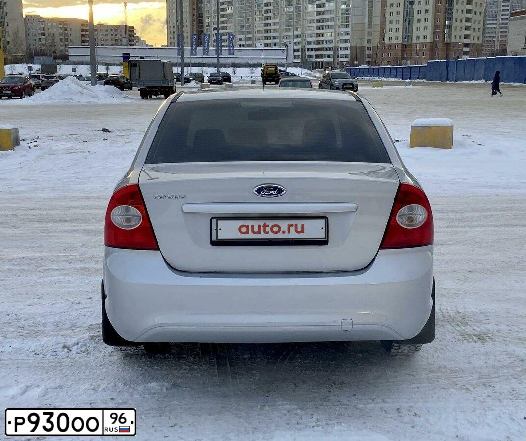 Фото автомобиля FORD FOCUS, 2010 — госномер Р627ТС196. Цвет: СВЕТЛО-СЕРЫЙ