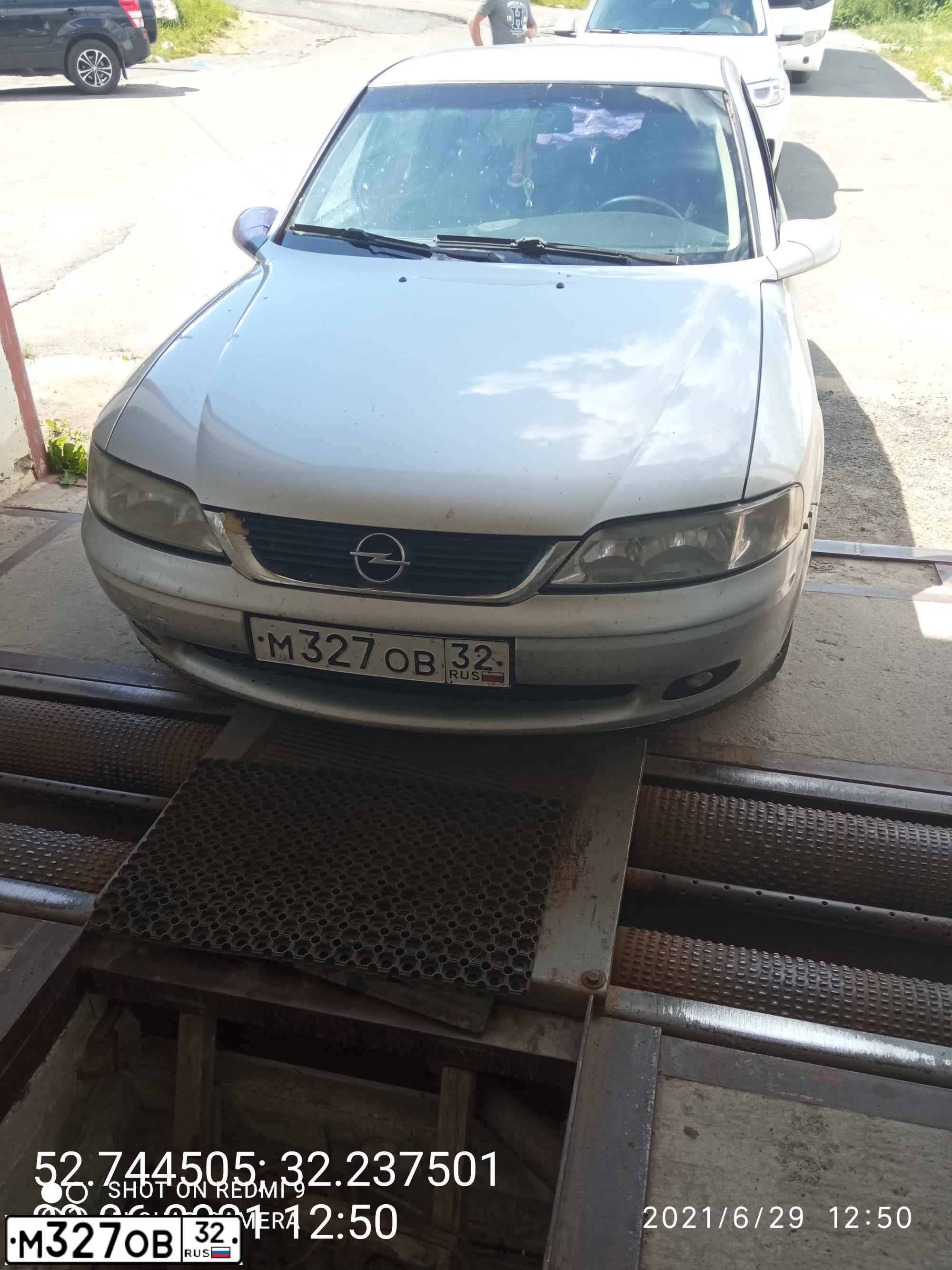 Фото автомобиля OPEL VECTRA, 2000 — госномер М327ОВ32. Цвет: Серебристый