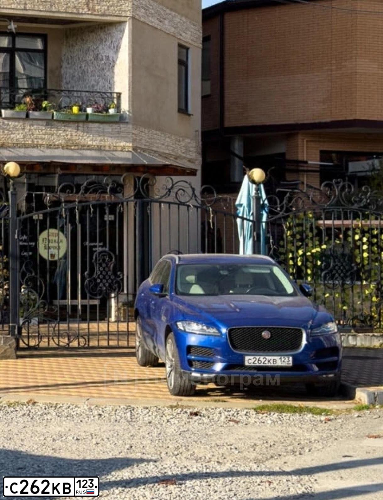 Фото автомобиля JAGUAR F-PACE, 2018 — госномер С262КВ123. Цвет: СИНИЙ
