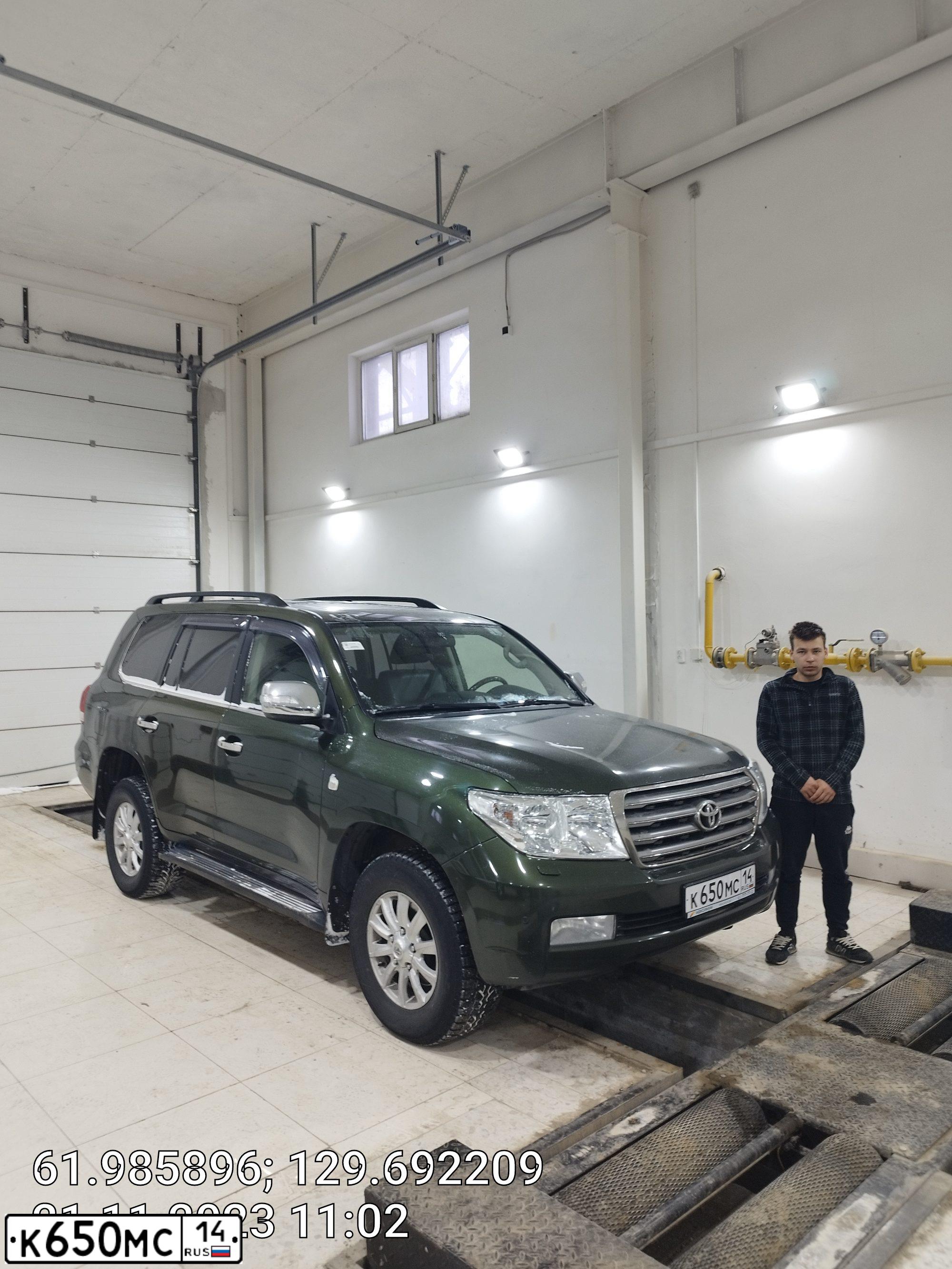 Фото автомобиля TOYOTA LANDCRUISER 200, 2008 — госномер О856РР47. Цвет: ЗЕЛЕНЫЙ
