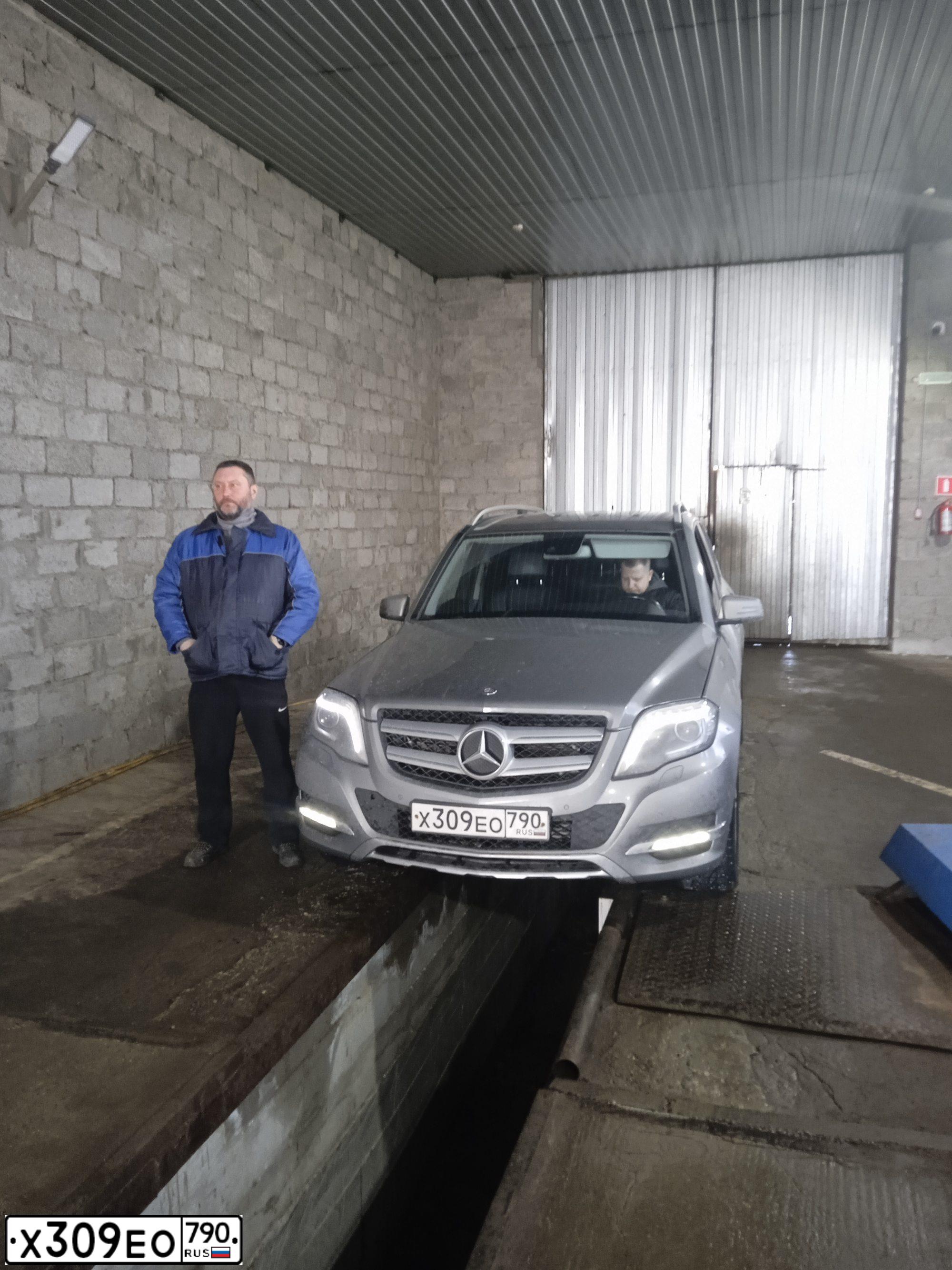 Фото автомобиля MERCEDES-BENZ GLK250, 2013 — госномер Т266УА198. Цвет: СЕРЫЙ