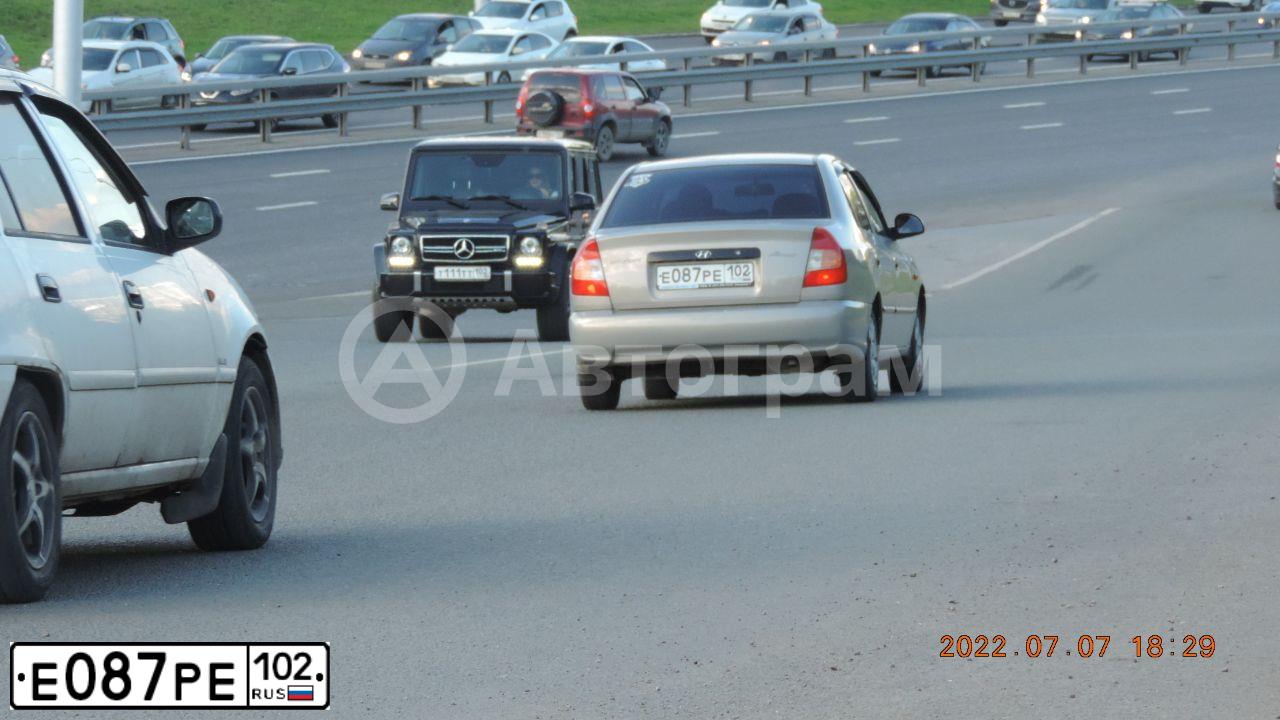 Фото автомобиля TAGAZ ACCENT, 2008 — госномер Е087РЕ102. Цвет: СВЕТЛО-БЕЖЕВЫЙ