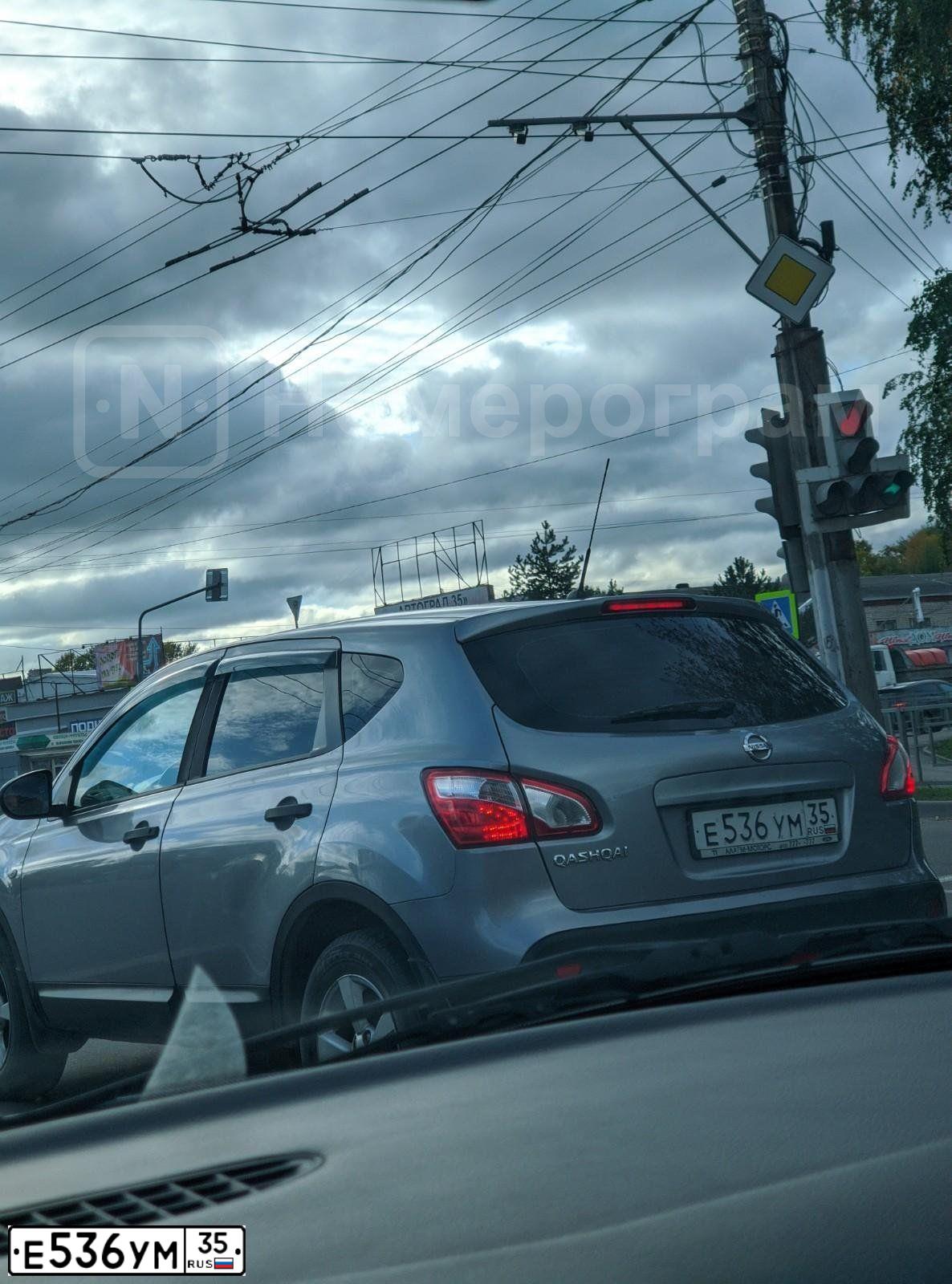 Фото автомобиля NISSAN QASHQAI, 2011 — госномер Е536УМ35. Цвет: Серый