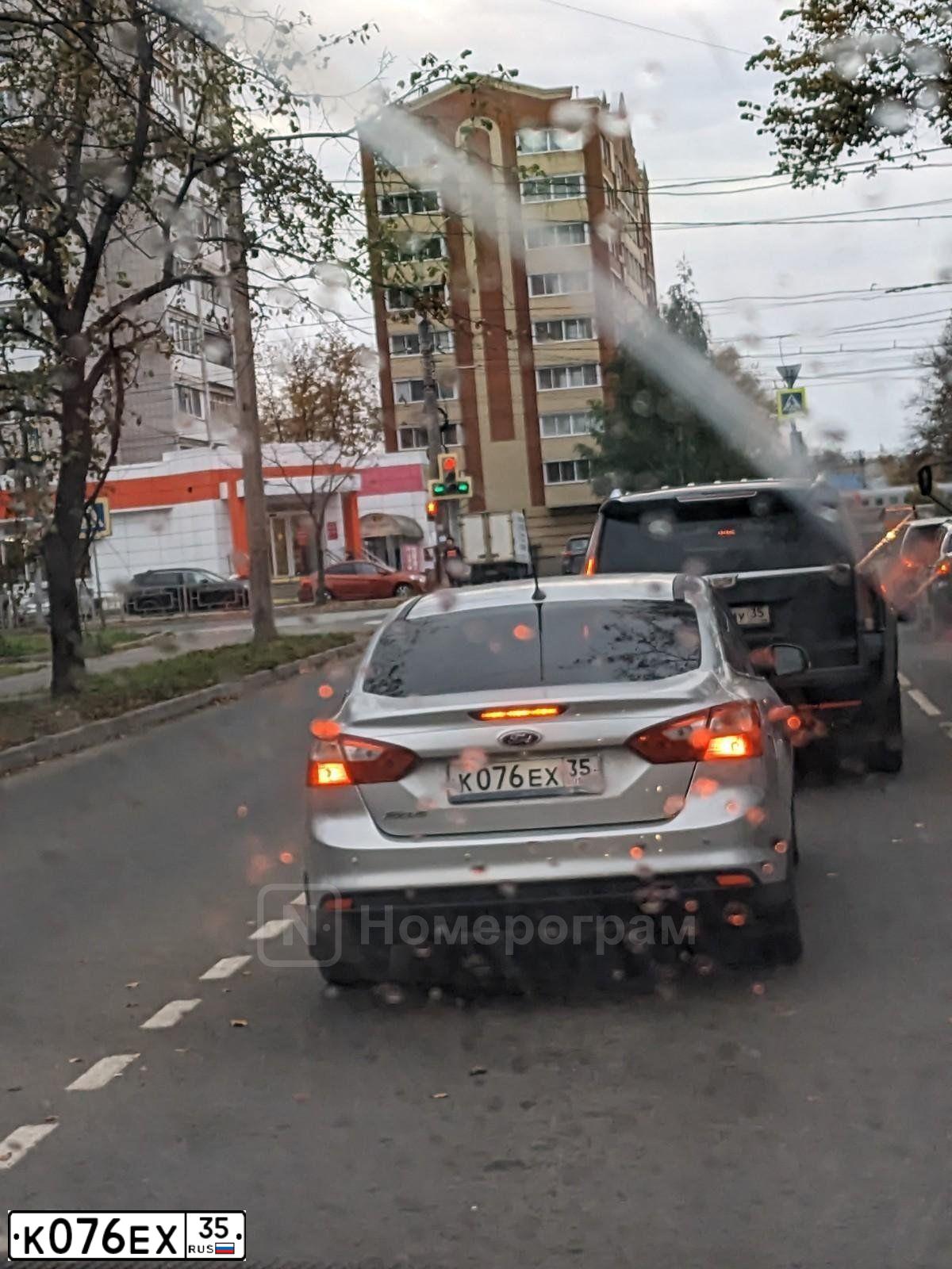 Фото автомобиля FORD D FOCUS, 2012 — госномер К076ЕХ35. Цвет: СЕРЕБРИСТЫЙ