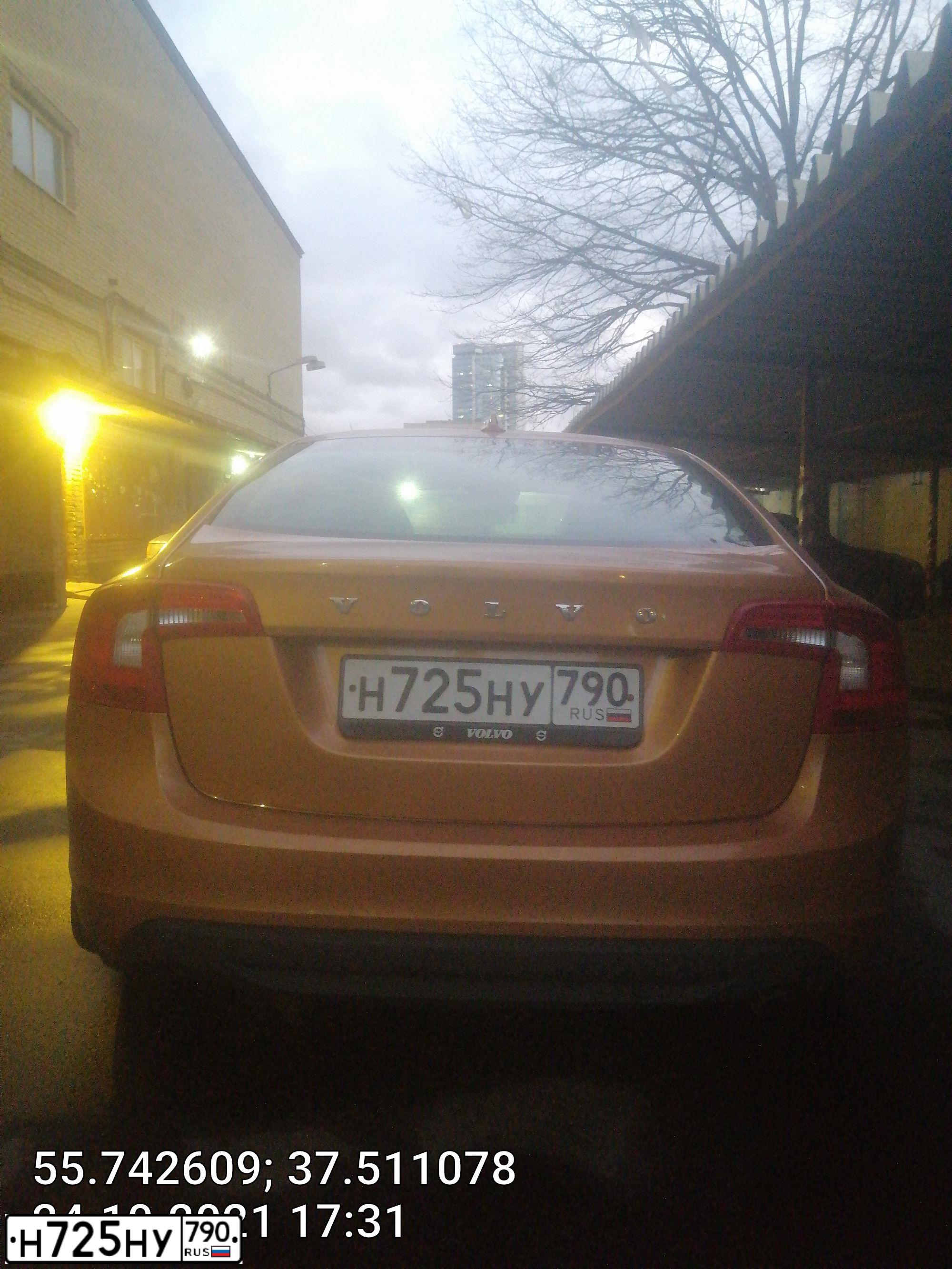 Фото автомобиля VOLVO S60, 2012 — госномер Р900ТЕ190. Цвет: КОРИЧНЕВЫЙ ТЕМНЫЙ