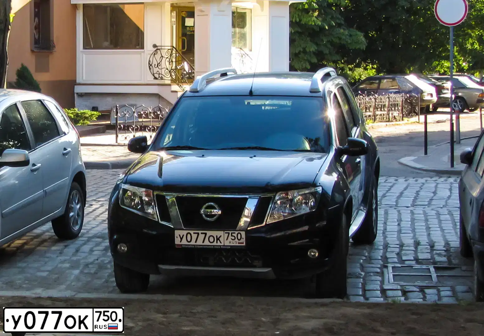 Фото автомобиля NISSAN TERRANO, 2016 — госномер У077ОК750. Цвет: ЧЕРНЫЙ