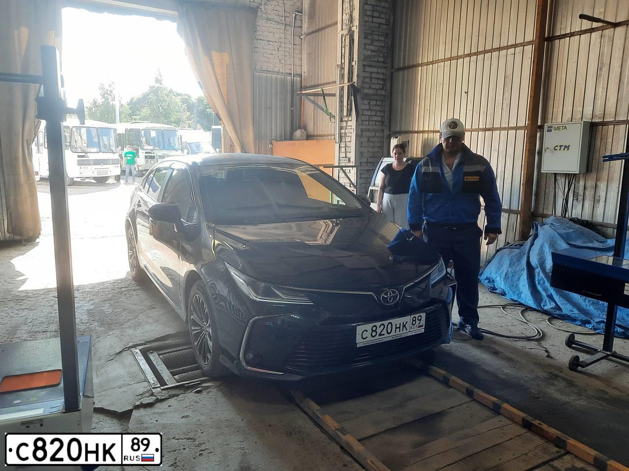 Фото автомобиля TOYOTA COROLLA, 2019 — госномер С820НК89. Цвет: ЧЕРНЫЙ