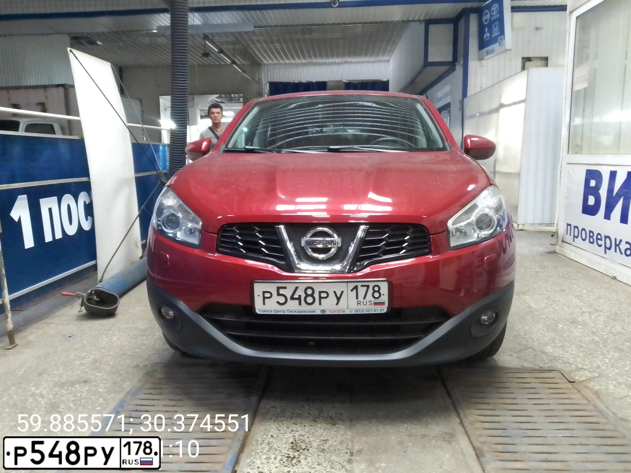 Фото автомобиля NISSAN QASHQAI, 2013 — госномер Р548РУ178. Цвет: Красный