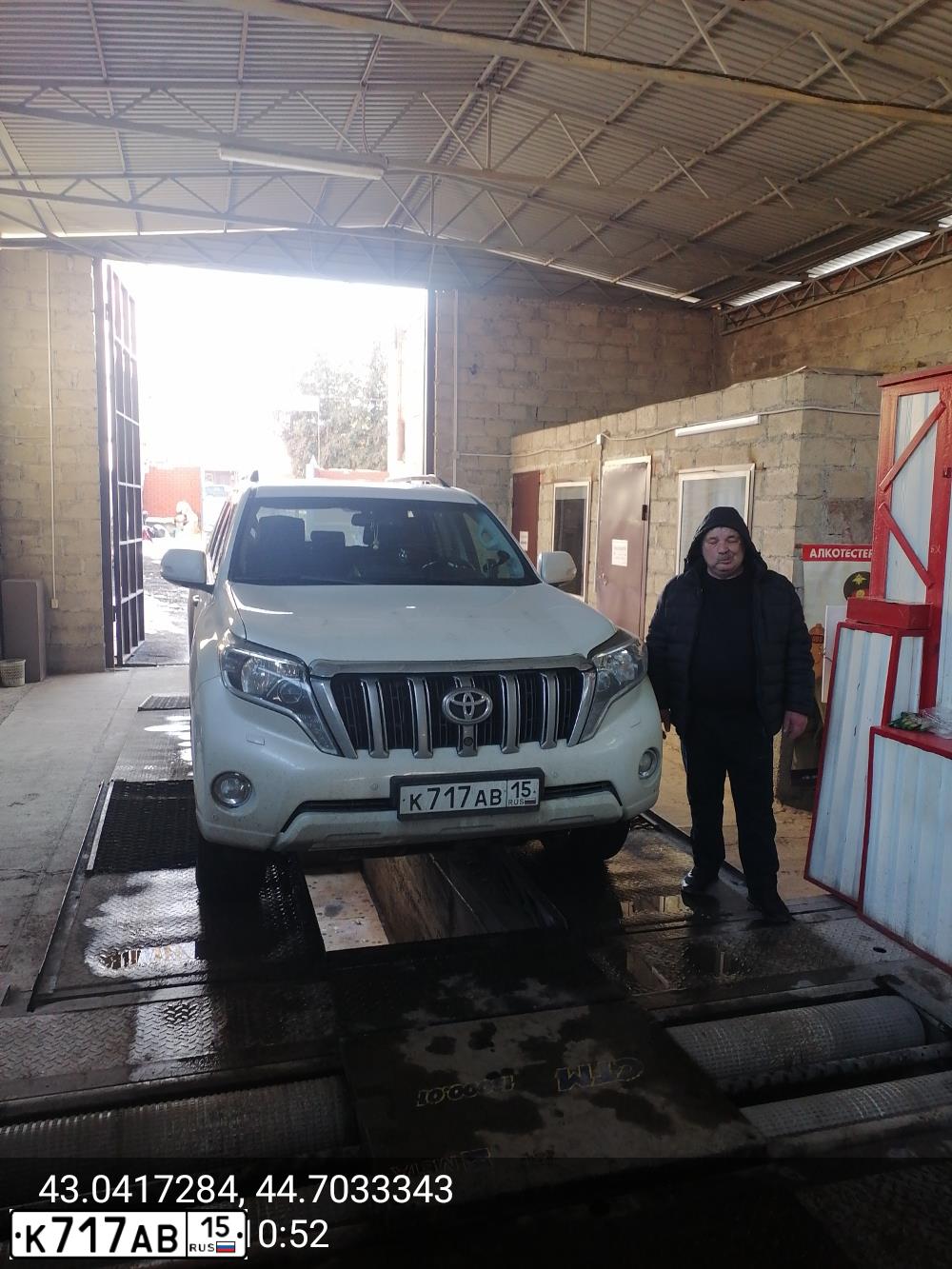 Фото автомобиля TOYOTA LAND CRUISER, 2014 — госномер А328ЕЕ15. Цвет: Белый