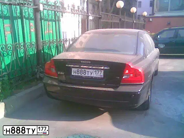 Фото автомобиля AUDI Q7, 2012 — госномер Н888ТУ177. Цвет: ВИШНЕВЫЙ