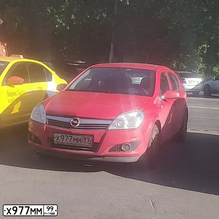 Фото автомобиля OPEL ASTRA, 2008 — госномер Х977ММ99. Цвет: КРАСНЫЙ