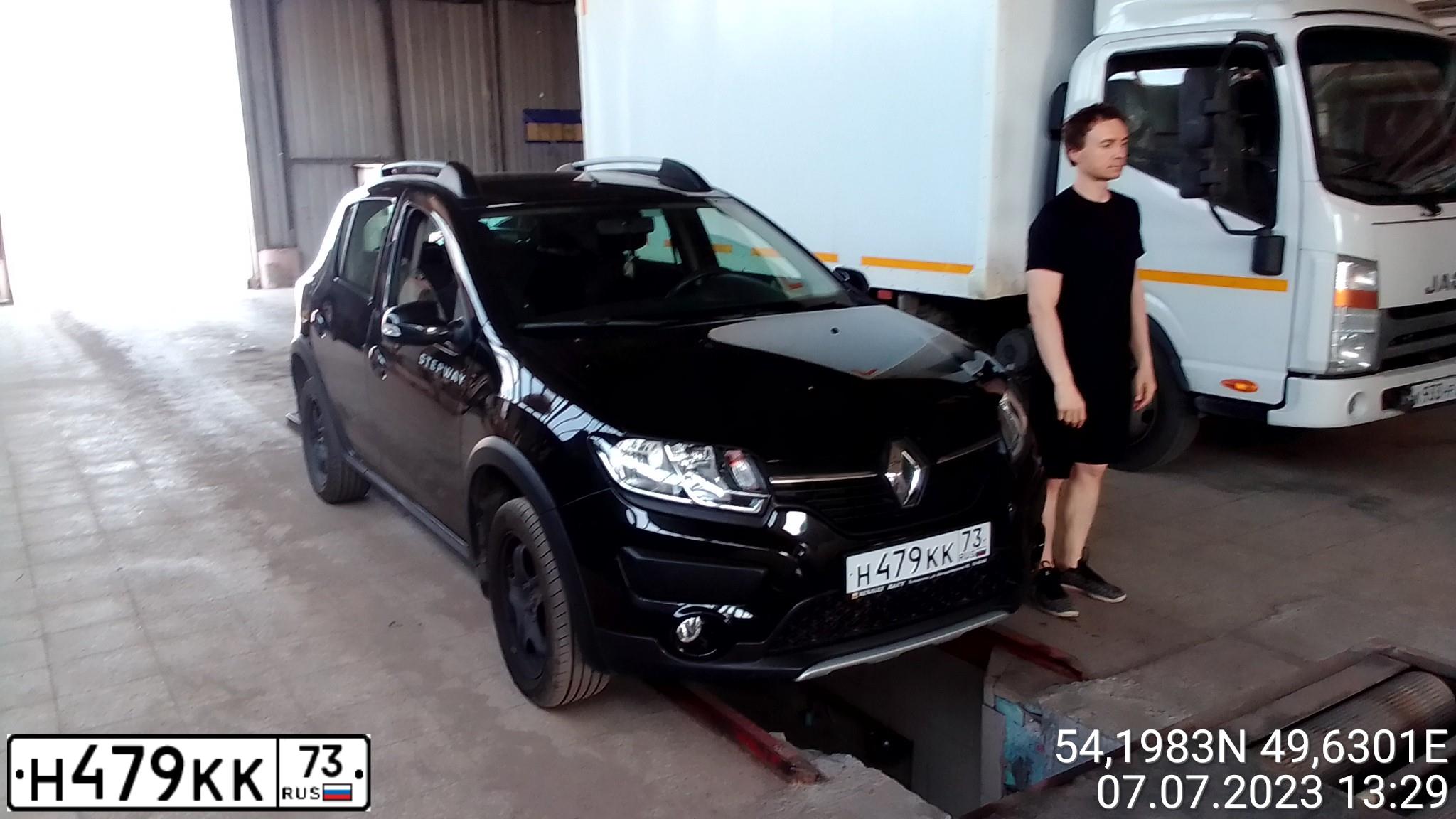 Фото автомобиля RENAULT SANDERO, 2018 — госномер Н479КК73. Цвет: ЧЕРНЫЙ