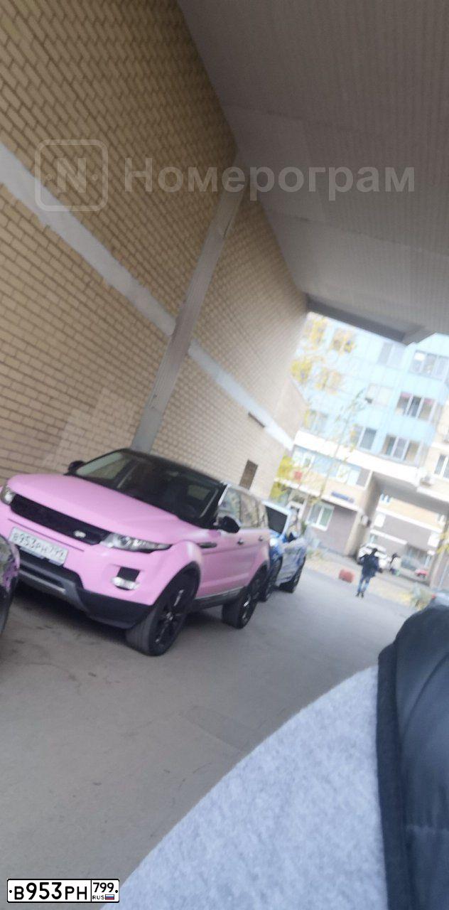 Фото автомобиля LANDROVER RANGE ROVER EVOQUE, 2013 — госномер В953РН799. Цвет: МНОГОЦВЕТНЫЙ