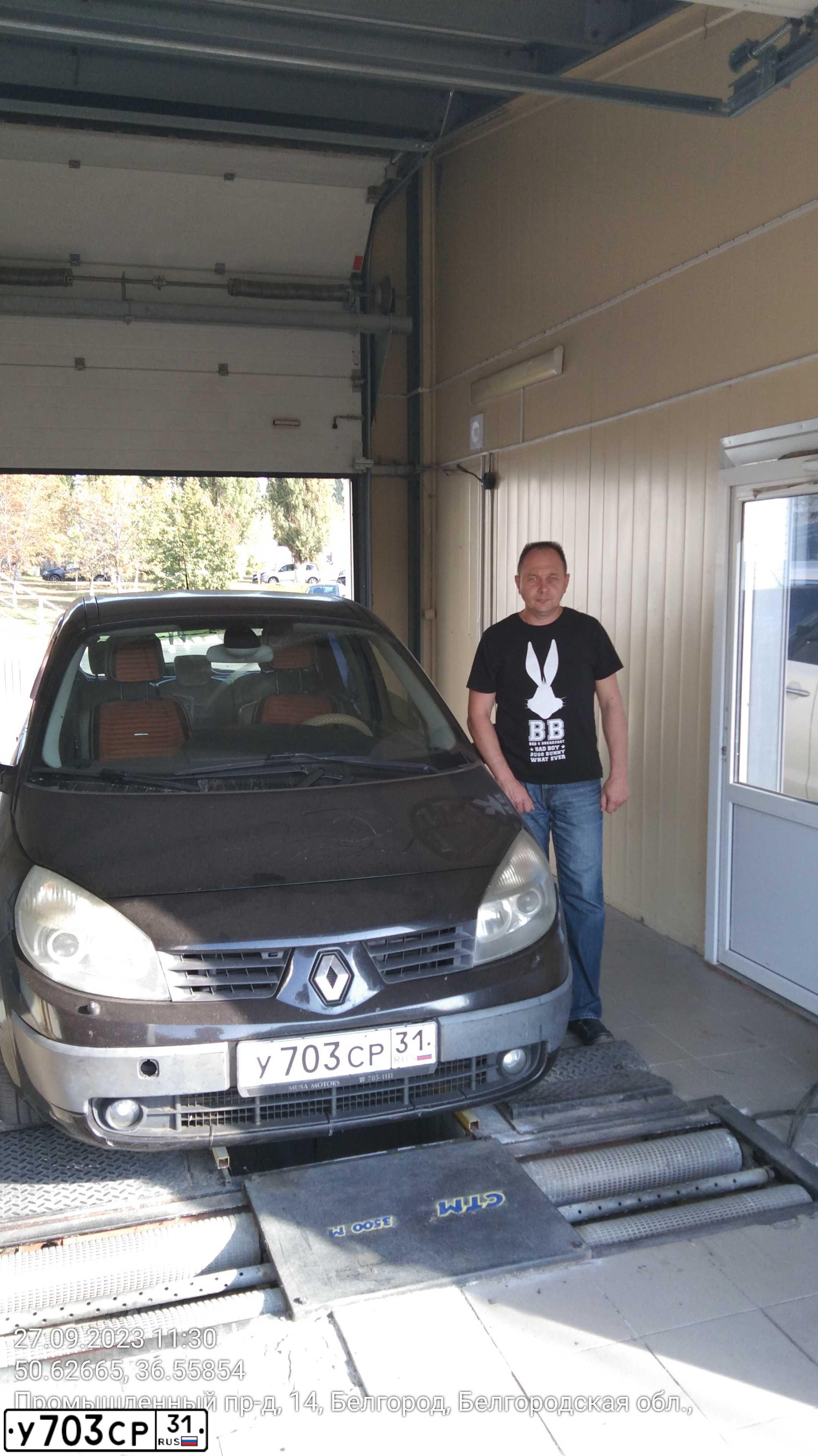 Фото автомобиля RENAULT MEGANE /GRAND/ SCENIC, 2005 — госномер У703СР31. Цвет: ЧЕРНЫЙ