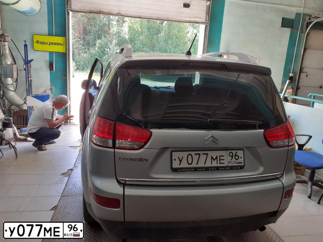 Фото автомобиля CITROEN C-CROSSER, 2012 — госномер У077МЕ96. Цвет: СВЕТЛО-СЕРЫЙ