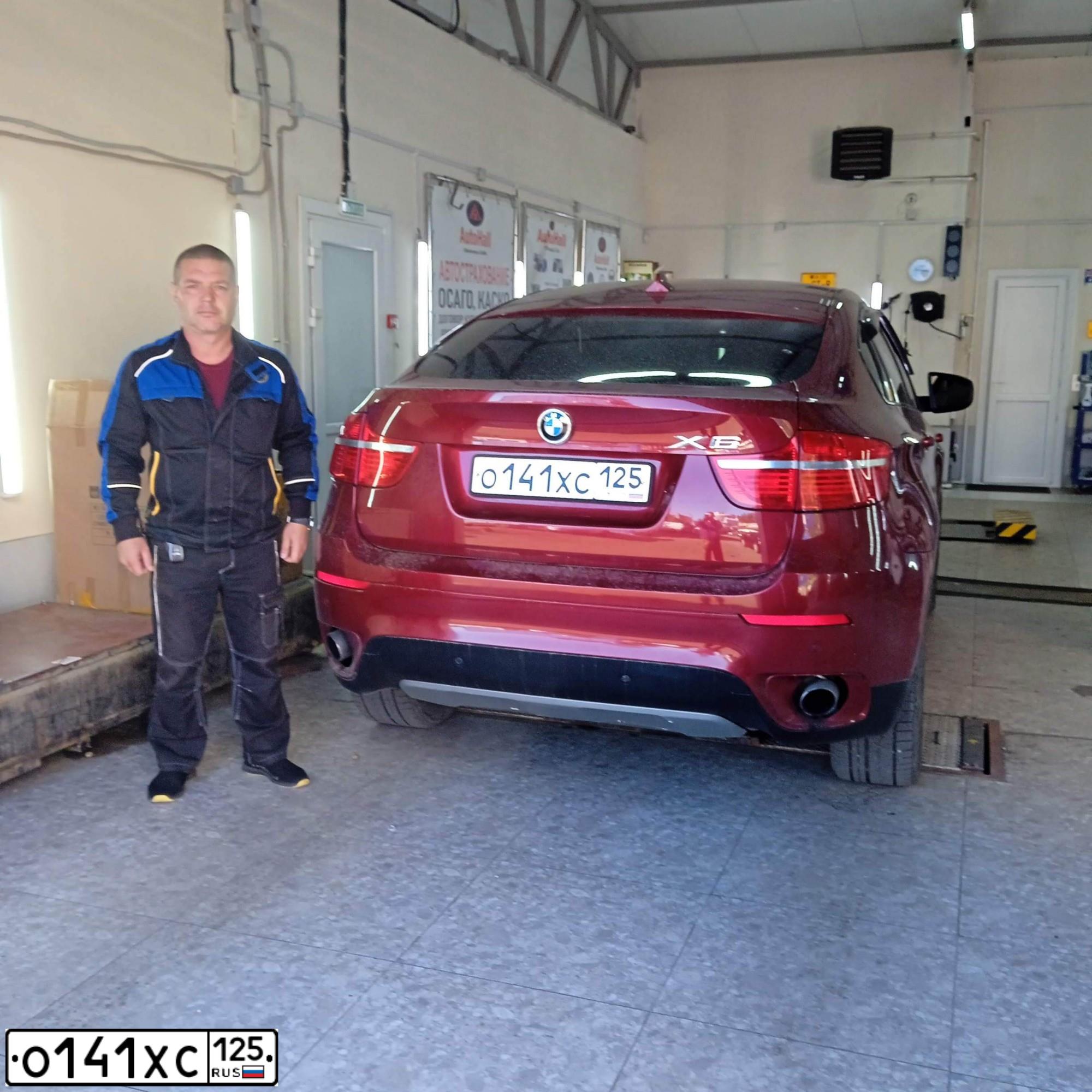 Фото автомобиля BMW X6, 2010 — госномер К007ОВ25. Цвет: Красный