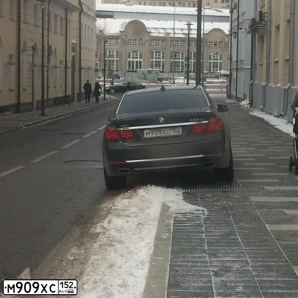 Фото автомобиля LAND ROVER RANGE ROVER, 2019 — госномер М393ОМ198. Цвет: СЕРЫЙ