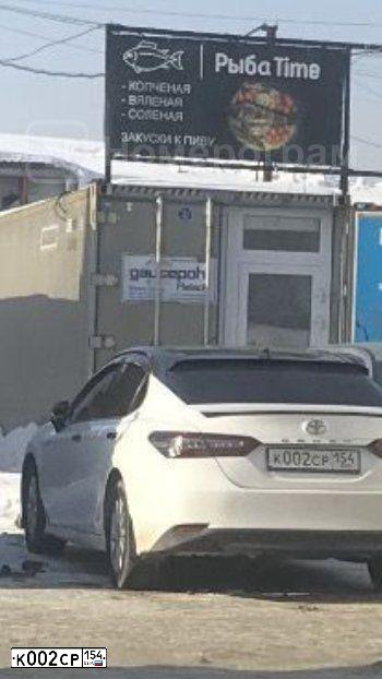 Фото автомобиля TOYOTA CAMRY, 2019 — госномер К002СР154. Цвет: Белый