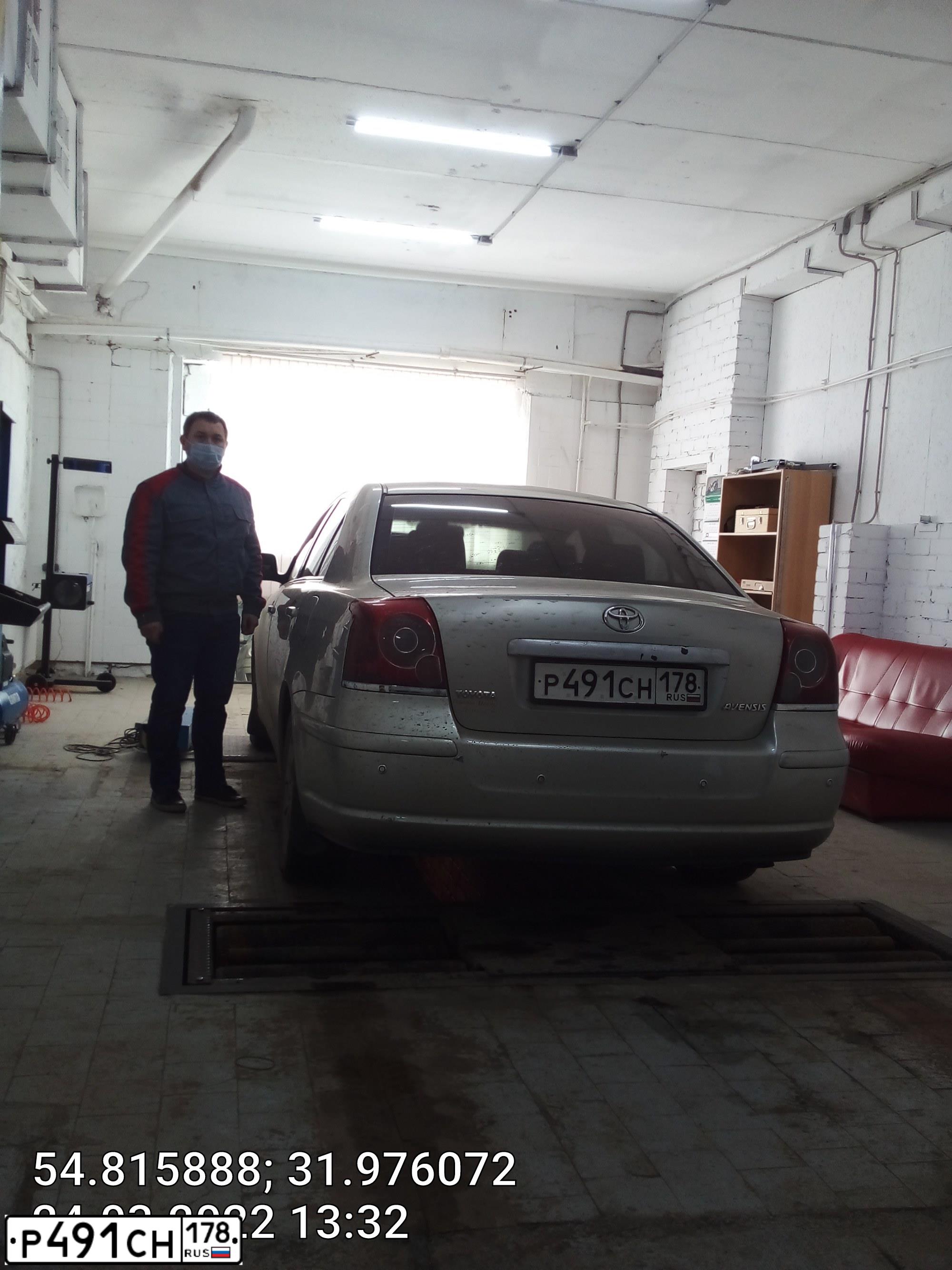 Фото автомобиля TOYOTA AVENSIS, 2006 — госномер Р744НУ67. Цвет: СЕРЕБРИСТЫЙ