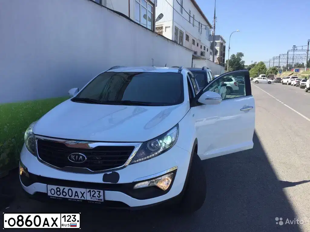 Фото автомобиля KIA SPORTAGE, 2011 — госномер У988ВА136. Цвет: БЕЛЫЙ